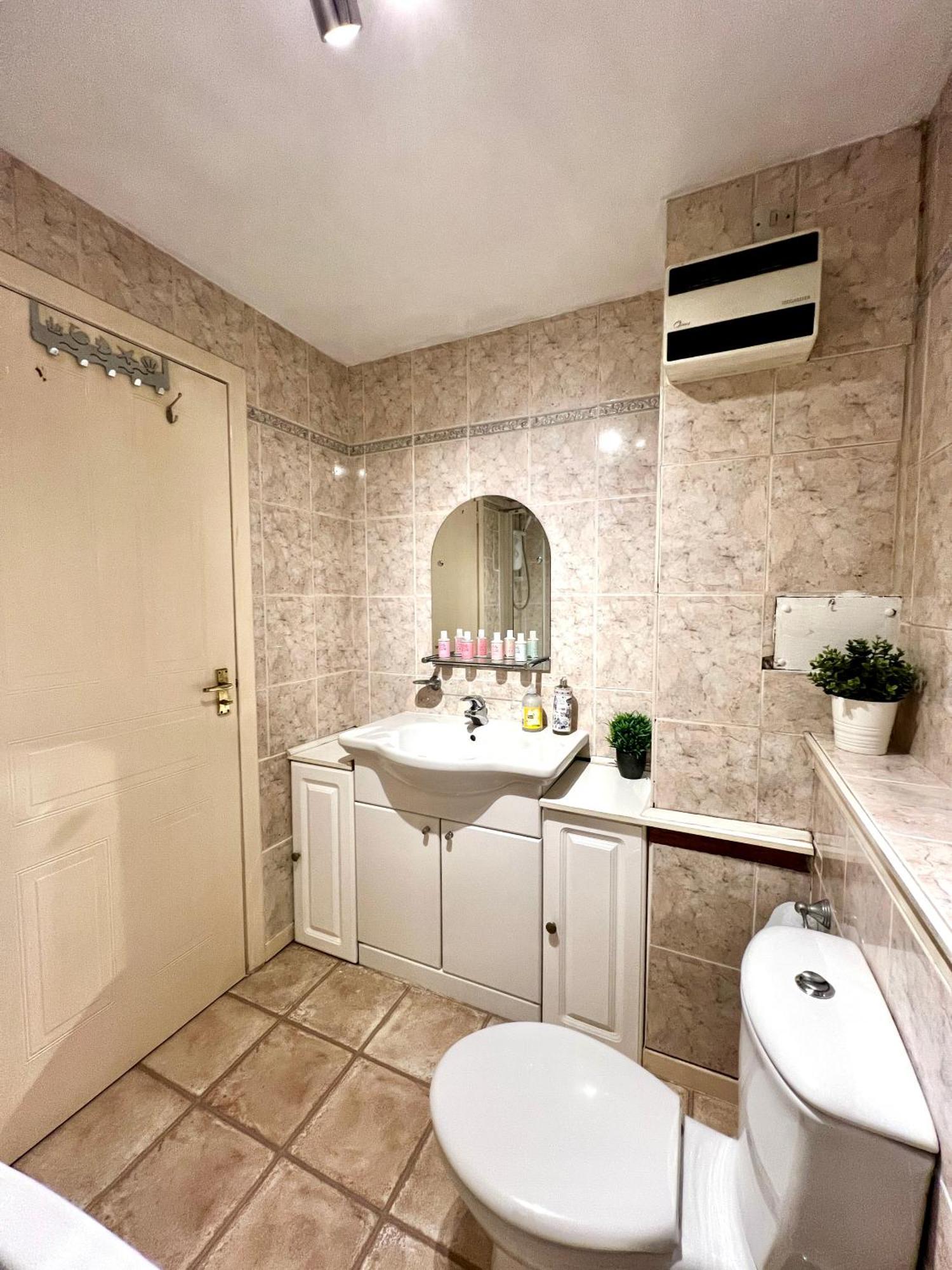Ground Floor Flat With Free Parking & Wifi Apartamento Glasgow Exterior foto